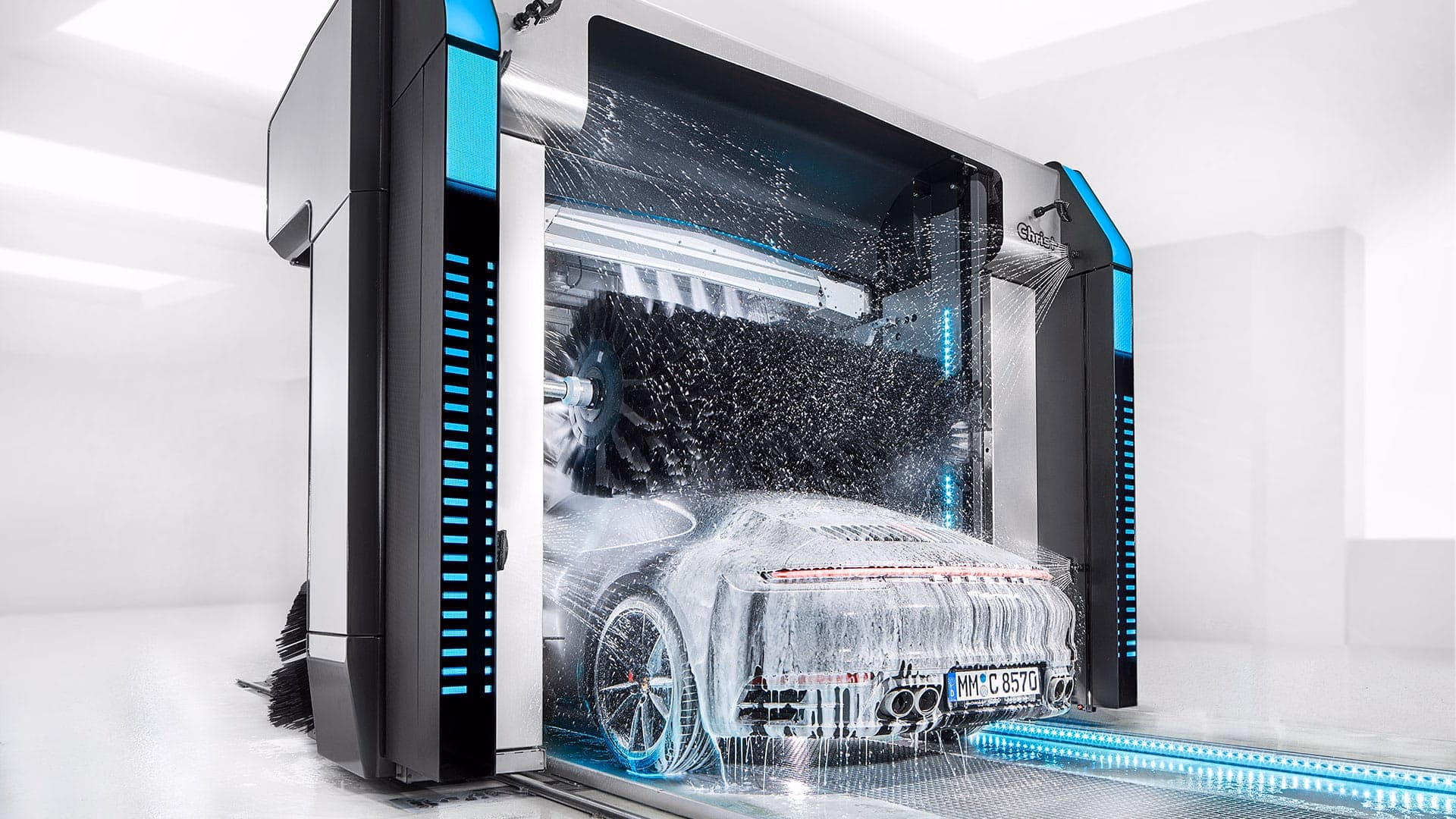 Christ Wash Systems: Sportwagen wird in einer automatischen Waschanlage mit rotierenden Bürsten gereinigt.